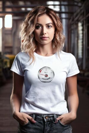 Kvinna med Fuck-o-meter t-shirt i vitt.