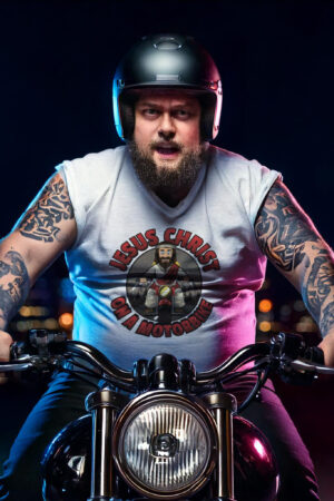 T-shirt Jesus Christ on a Motorbike. Modellen är AI-genererad.