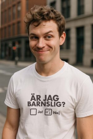 Är jag barnslig? T-shirt i vitt med tryck med.... Kreativt svar :)