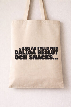 Jag är fylld med dåliga beslut och snacks... Tote bag